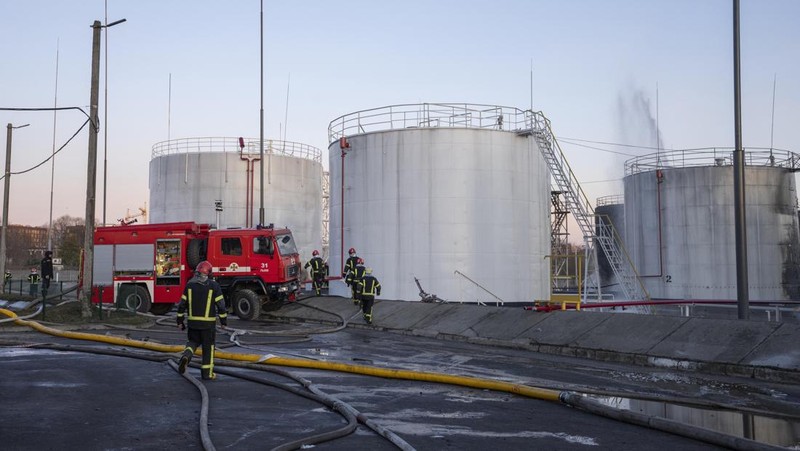 Petugas pemadam kebakaran bekerja di lokasi setelah serangan udara roket Rusia yang menghantam fasilitas minyak di kawasan industri di pinggiran timur laut Lviv, Ukraina, Minggu, (27/3/2022). (AP Photo/Nariman El-Mofty)