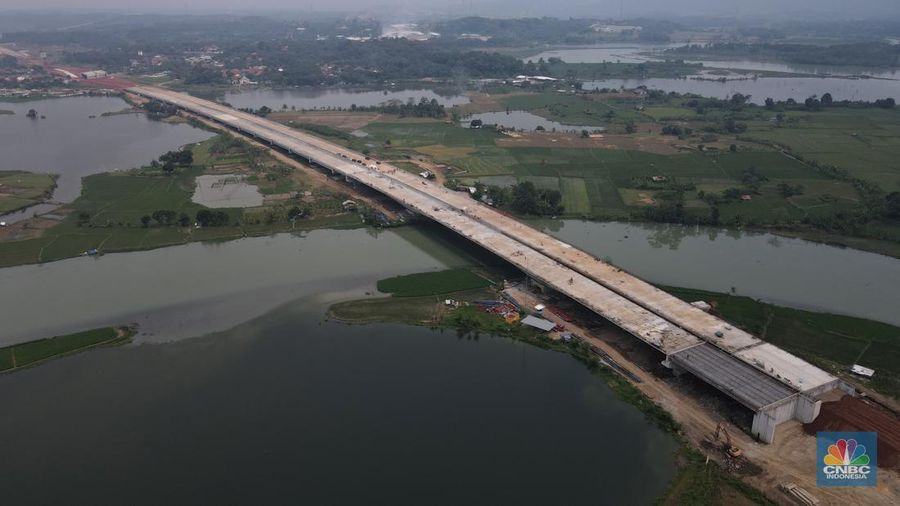 Foto udara suasana proyek Simpang Susun Sadang, Jawa Barat, Jumat (25/3/2022). Simpang susun Sadang termasuk proyek proyek pembangunan Jalan Tol Jakarta-Cikampek II Selatan. (CNBC Indonesia/ Andrean Kristianto)