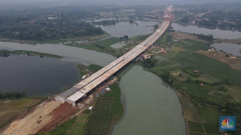 Foto udara suasana proyek Simpang Susun Sadang, Jawa Barat, Jumat (25/3/2022). Simpang susun Sadang termasuk proyek proyek pembangunan Jalan Tol Jakarta-Cikampek II Selatan. (CNBC Indonesia/ Andrean Kristianto)