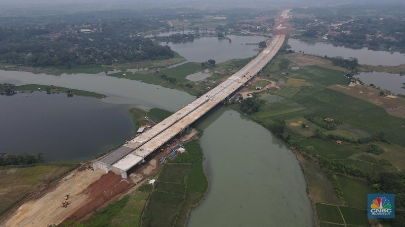 Foto udara suasana proyek Simpang Susun Sadang, Jawa Barat, Jumat (25/3/2022). Simpang susun Sadang termasuk proyek proyek pembangunan Jalan Tol Jakarta-Cikampek II Selatan. (CNBC Indonesia/ Andrean Kristianto)