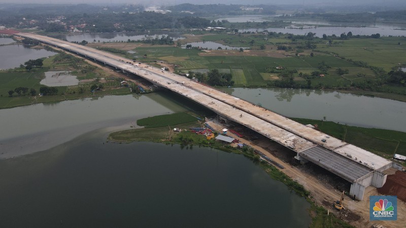 Foto udara suasana proyek Simpang Susun Sadang, Jawa Barat, Jumat (25/3/2022). Simpang susun Sadang termasuk proyek proyek pembangunan Jalan Tol Jakarta-Cikampek II Selatan. (CNBC Indonesia/ Andrean Kristianto)