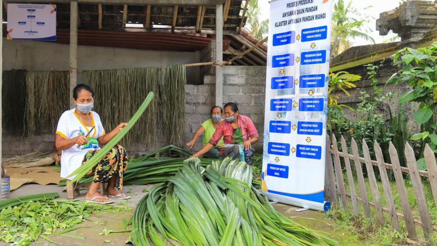 Kelompok usaha Pandan Wangi binaan BRI memberdayakan para perempuan desa dalam mengolah daun pandan menjadi hasil kerajinan tangan.
