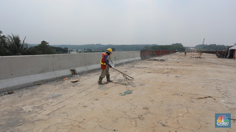 Foto udara suasana proyek Simpang Susun Sadang, Jawa Barat, Jumat (25/3/2022). Simpang susun Sadang termasuk proyek proyek pembangunan Jalan Tol Jakarta-Cikampek II Selatan. (CNBC Indonesia/ Andrean Kristianto)