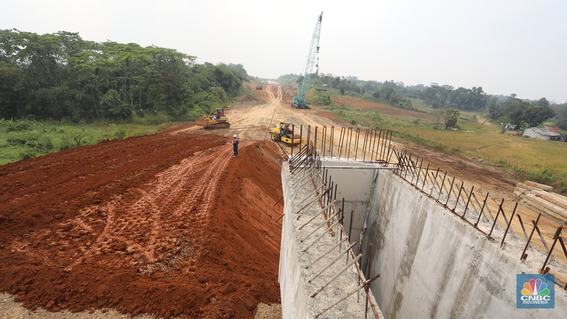 Suasana proyek Tol Jakarta – Cikampek II Selatan di kawasan Sadang, Jawa Barat, Jumat (25/3/2022). Jalan Tol Jakarta-Cikampek II Selatan memiliki panjang 64 km yang terdiri atas 3 seksi. (CNBC Indonesia/ Andrean Kristianto)