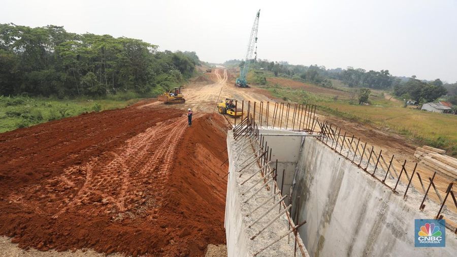 Suasana proyek Tol Jakarta – Cikampek II Selatan di kawasan Sadang, Jawa Barat, Jumat (25/3/2022). Jalan Tol Jakarta-Cikampek II Selatan memiliki panjang 64 km yang terdiri atas 3 seksi. (CNBC Indonesia/ Andrean Kristianto)