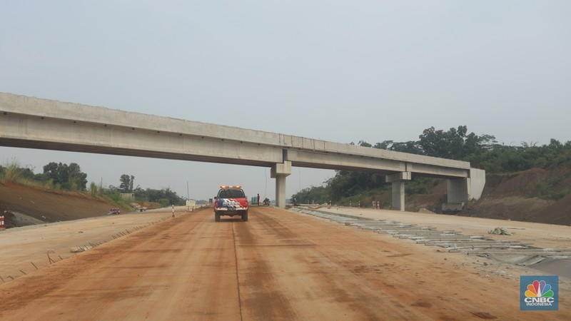 Suasana proyek Tol Jakarta – Cikampek II Selatan di kawasan Sadang, Jawa Barat, Jumat (25/3/2022). Jalan Tol Jakarta-Cikampek II Selatan memiliki panjang 64 km yang terdiri atas 3 seksi. (CNBC Indonesia/ Andrean Kristianto)