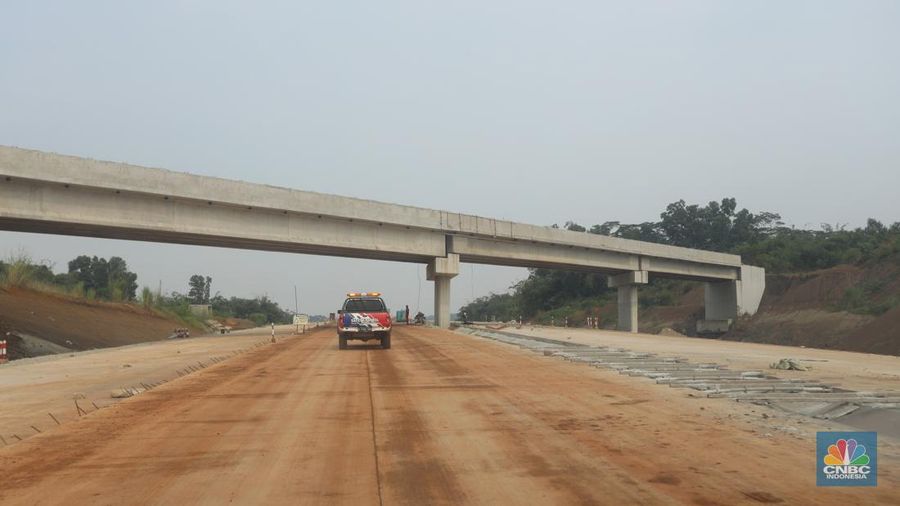 Suasana proyek Tol Jakarta – Cikampek II Selatan di kawasan Sadang, Jawa Barat, Jumat (25/3/2022). Jalan Tol Jakarta-Cikampek II Selatan memiliki panjang 64 km yang terdiri atas 3 seksi. (CNBC Indonesia/ Andrean Kristianto)