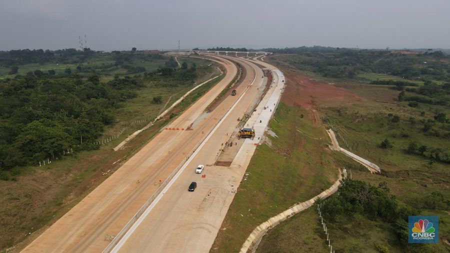 Suasana proyek Tol Jakarta – Cikampek II Selatan di kawasan Sadang, Jawa Barat, Jumat (25/3/2022). Jalan Tol Jakarta-Cikampek II Selatan memiliki panjang 64 km yang terdiri atas 3 seksi. (վ/ Andrean Kristianto)