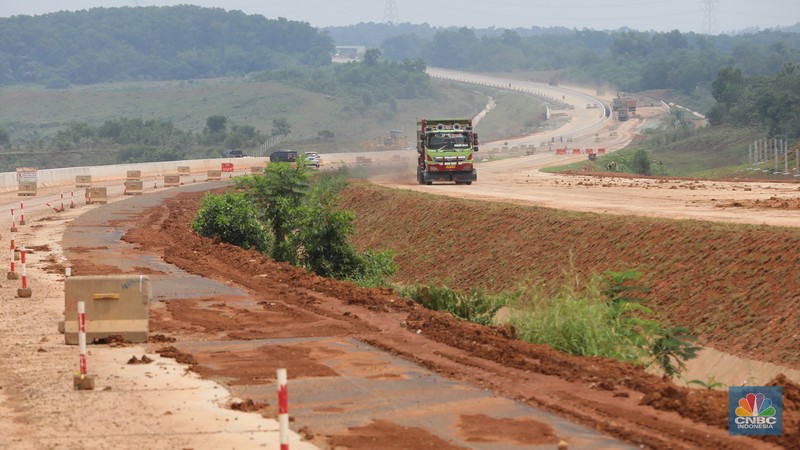 Foto udara suasana proyek Simpang Susun Sadang, Jawa Barat, Jumat (25/3/2022). Simpang susun Sadang termasuk proyek proyek pembangunan Jalan Tol Jakarta-Cikampek II Selatan. (CNBC Indonesia/ Andrean Kristianto)