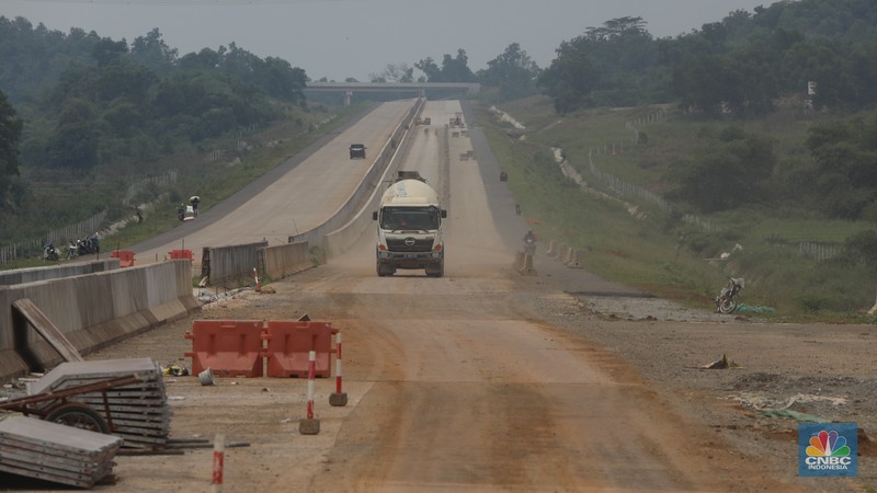 Foto udara suasana proyek Simpang Susun Sadang, Jawa Barat, Jumat (25/3/2022). Simpang susun Sadang termasuk proyek proyek pembangunan Jalan Tol Jakarta-Cikampek II Selatan. (CNBC Indonesia/ Andrean Kristianto)