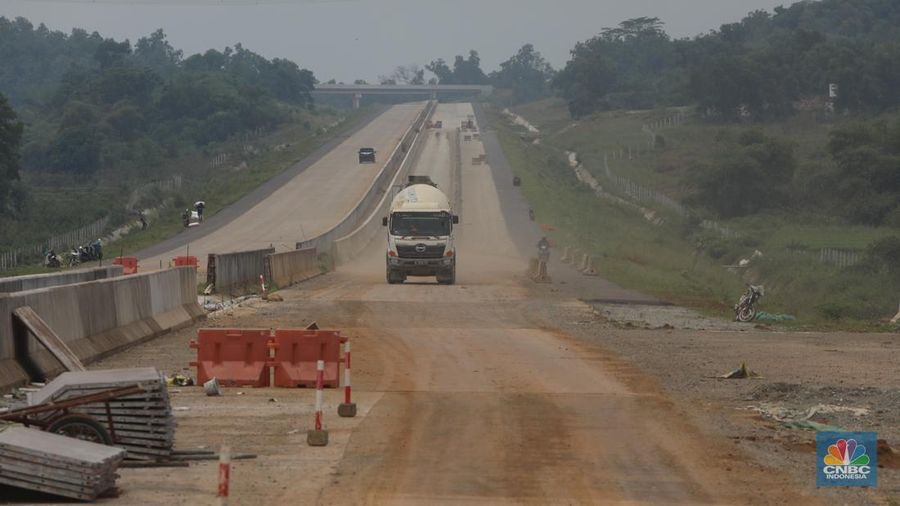 Suasana proyek Tol Jakarta – Cikampek II Selatan di kawasan Sadang, Jawa Barat, Jumat (25/3/2022). Jalan Tol Jakarta-Cikampek II Selatan memiliki panjang 64 km yang terdiri atas 3 seksi. (CNBC Indonesia/ Andrean Kristianto)