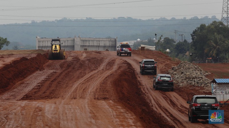 Foto udara suasana proyek Simpang Susun Sadang, Jawa Barat, Jumat (25/3/2022). Simpang susun Sadang termasuk proyek proyek pembangunan Jalan Tol Jakarta-Cikampek II Selatan. (CNBC Indonesia/ Andrean Kristianto)