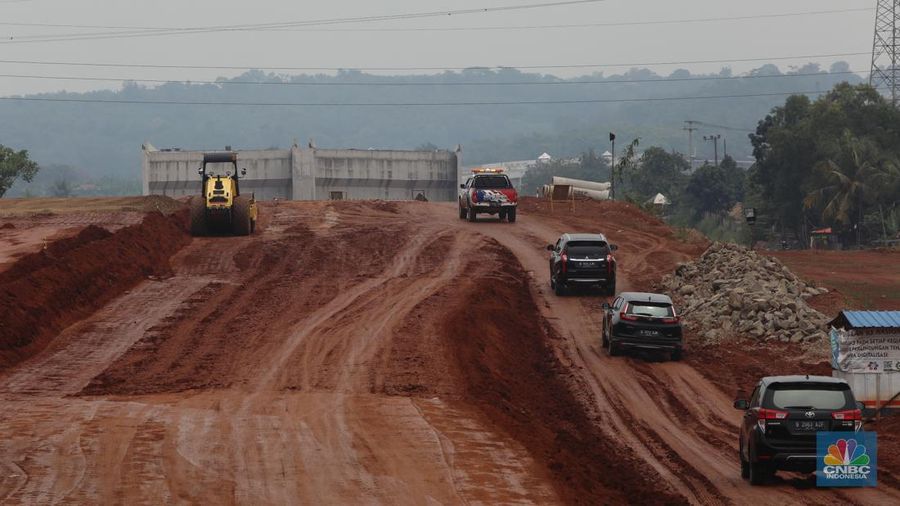 Foto udara suasana proyek Simpang Susun Sadang, Jawa Barat, Jumat (25/3/2022). Simpang susun Sadang termasuk proyek proyek pembangunan Jalan Tol Jakarta-Cikampek II Selatan. (CNBC Indonesia/ Andrean Kristianto)