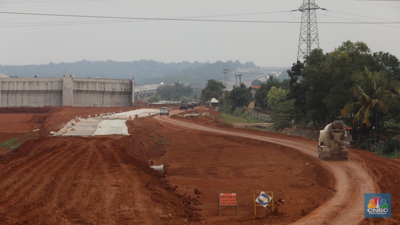 Proyek Jalan Tol Jakarta-Cikampek II Selatan Suasana proyek Tol Jakarta – Cikampek II Selatan di kawasan Sadang, Jawa Barat, Jumat (25/3/2022). Jalan Tol Jakarta-Cikampek II Selatan memiliki panjang 64 km yang terdiri atas 3 seksi. (CNBC Indonesia/ Andrean Kristianto)