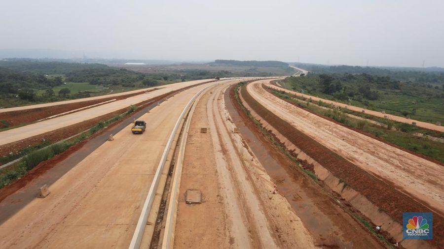 Suasana proyek Tol Jakarta – Cikampek II Selatan di kawasan Sadang, Jawa Barat, Jumat (25/3/2022). Jalan Tol Jakarta-Cikampek II Selatan memiliki panjang 64 km yang terdiri atas 3 seksi. (վ/ Andrean Kristianto)