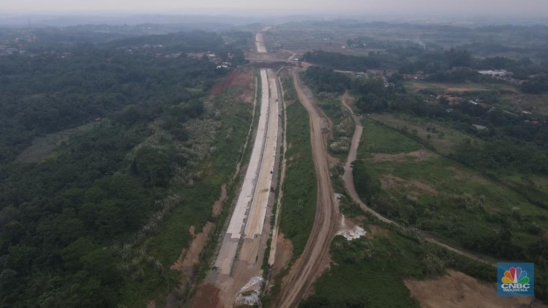 Suasana proyek Tol Jakarta – Cikampek II Selatan di kawasan Sadang, Jawa Barat, Jumat (25/3/2022). Jalan Tol Jakarta-Cikampek II Selatan memiliki panjang 64 km yang terdiri atas 3 seksi. (CNBC Indonesia/ Andrean Kristianto)