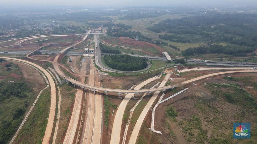 Foto udara suasana proyek Simpang Susun Sadang, Jawa Barat, Jumat (25/3/2022). Simpang susun Sadang termasuk proyek proyek pembangunan Jalan Tol Jakarta-Cikampek II Selatan. (CNBC Indonesia/ Andrean Kristianto)