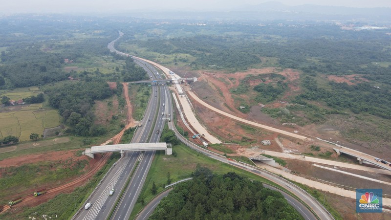 Foto udara suasana proyek Simpang Susun Sadang, Jawa Barat, Jumat (25/3/2022). Simpang susun Sadang termasuk proyek proyek pembangunan Jalan Tol Jakarta-Cikampek II Selatan. (CNBC Indonesia/ Andrean Kristianto)