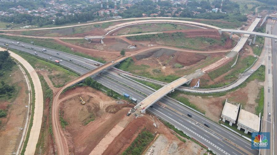 Foto udara suasana proyek Simpang Susun Sadang, Jawa Barat, Jumat (25/3/2022). Simpang susun Sadang termasuk proyek proyek pembangunan Jalan Tol Jakarta-Cikampek II Selatan. (CNBC Indonesia/ Andrean Kristianto)