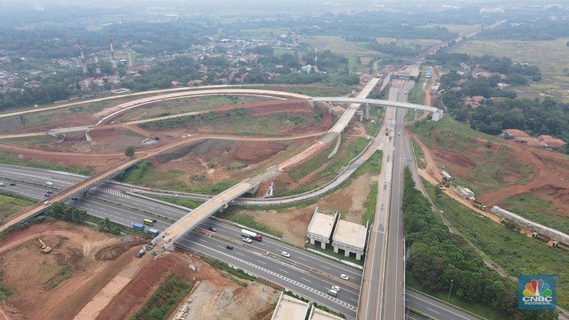 Foto udara suasana proyek Simpang Susun Sadang, Jawa Barat, Jumat (25/3/2022). Simpang susun Sadang termasuk proyek proyek pembangunan Jalan Tol Jakarta-Cikampek II Selatan. (CNBC Indonesia/ Andrean Kristianto)