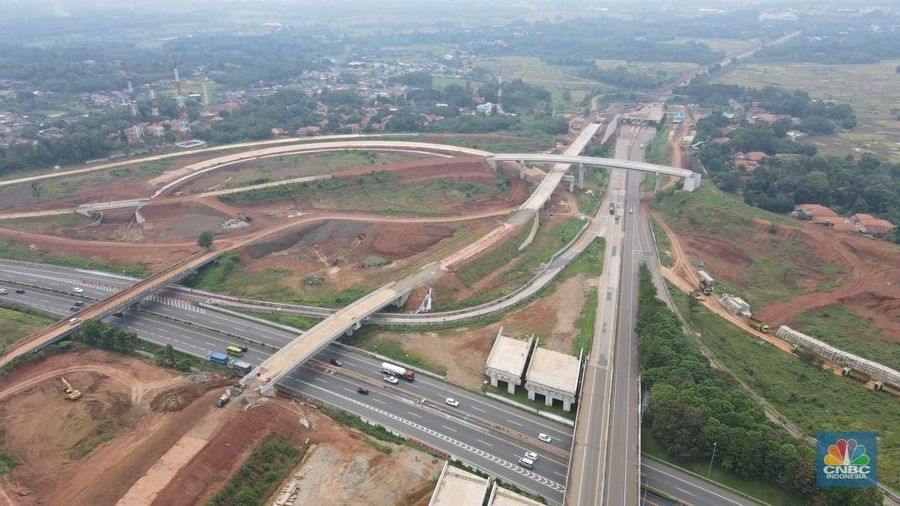 Foto udara suasana proyek Simpang Susun Sadang, Jawa Barat, Jumat (25/3/2022). Simpang susun Sadang termasuk proyek proyek pembangunan Jalan Tol Jakarta-Cikampek II Selatan. (վ/ Andrean Kristianto)