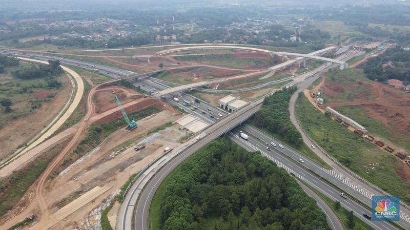 Foto udara suasana proyek Simpang Susun Sadang, Jawa Barat, Jumat (25/3/2022). Simpang susun Sadang termasuk proyek proyek pembangunan Jalan Tol Jakarta-Cikampek II Selatan. (CNBC Indonesia/ Andrean Kristianto)
