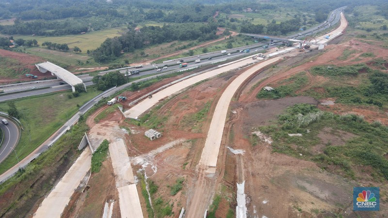 Foto udara suasana proyek Simpang Susun Sadang, Jawa Barat, Jumat (25/3/2022). Simpang susun Sadang termasuk proyek proyek pembangunan Jalan Tol Jakarta-Cikampek II Selatan. (CNBC Indonesia/ Andrean Kristianto)
