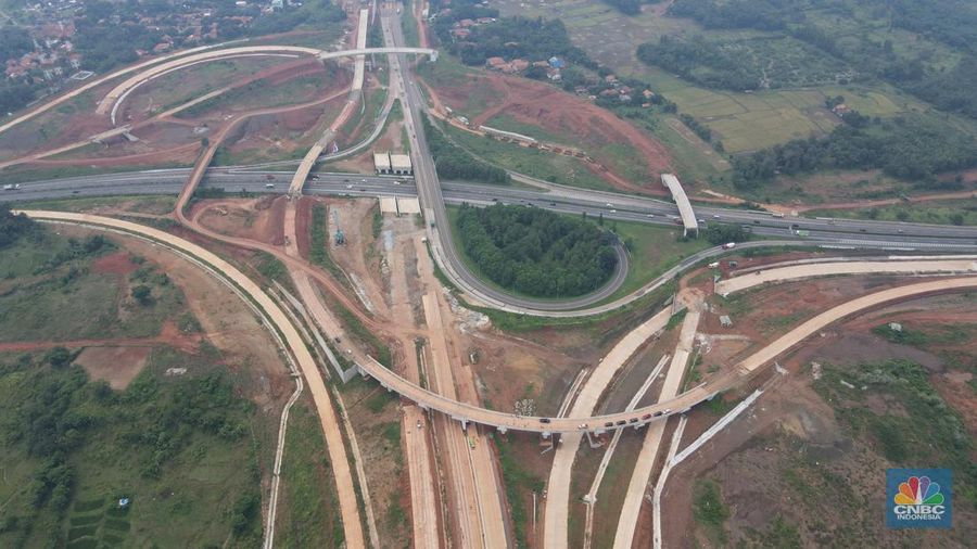 Foto udara suasana proyek Simpang Susun Sadang, Jawa Barat, Jumat (25/3/2022). Simpang susun Sadang termasuk proyek proyek pembangunan Jalan Tol Jakarta-Cikampek II Selatan. (CNBC Indonesia/ Andrean Kristianto)