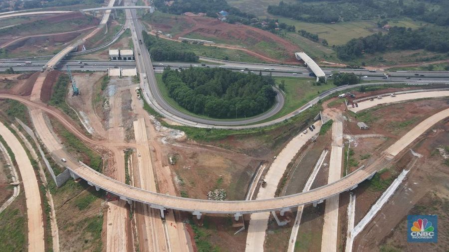 Foto udara suasana proyek Simpang Susun Sadang, Jawa Barat, Jumat (25/3/2022). Simpang susun Sadang termasuk proyek proyek pembangunan Jalan Tol Jakarta-Cikampek II Selatan. (CNBC Indonesia/ Andrean Kristianto)
