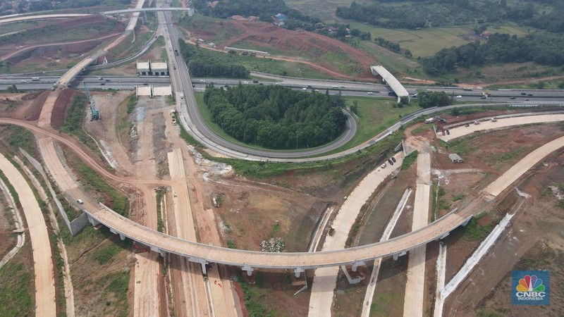 Foto udara suasana proyek Simpang Susun Sadang, Jawa Barat, Jumat (25/3/2022). Simpang susun Sadang termasuk proyek proyek pembangunan Jalan Tol Jakarta-Cikampek II Selatan. (CNBC Indonesia/ Andrean Kristianto)