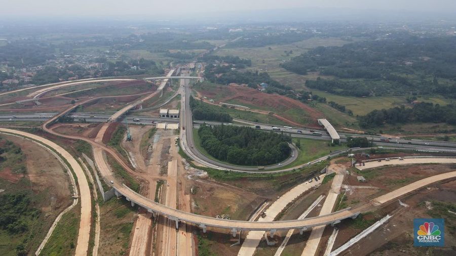 Foto udara suasana proyek Simpang Susun Sadang, Jawa Barat, Jumat (25/3/2022). Simpang susun Sadang termasuk proyek proyek pembangunan Jalan Tol Jakarta-Cikampek II Selatan. (CNBC Indonesia/ Andrean Kristianto)