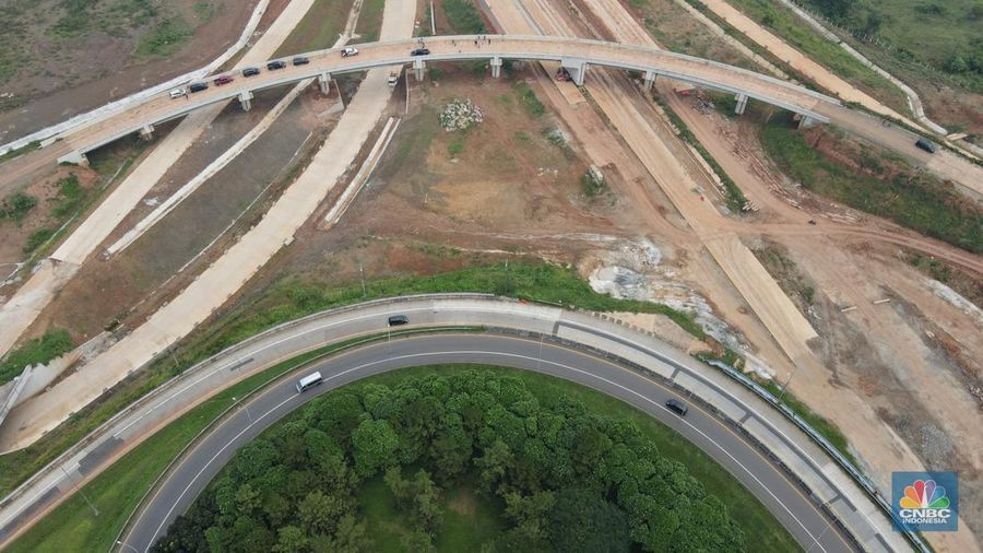 Suasana proyek Tol Jakarta – Cikampek II Selatan di kawasan Sadang, Jawa Barat, Jumat (25/3/2022). Jalan Tol Jakarta-Cikampek II Selatan memiliki panjang 64 km yang terdiri atas 3 seksi. (վ/ Andrean Kristianto)