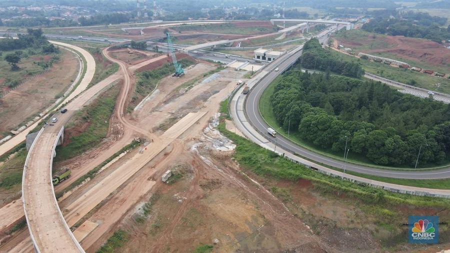 Foto udara suasana proyek Simpang Susun Sadang, Jawa Barat, Jumat (25/3/2022). Simpang susun Sadang termasuk proyek proyek pembangunan Jalan Tol Jakarta-Cikampek II Selatan. (CNBC Indonesia/ Andrean Kristianto)