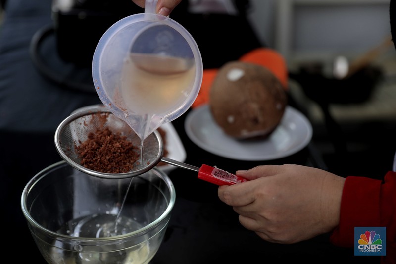 Demo Masak Tanpa Minyak Goreng Sejumlah ibu-ibu mengikuti demo memasak tanpa minyak goreng di kawasan Jagakarsa, Jakarta, Senin (28/3/2022). Pada acara tersebut juga dipamerkan khasanah kuliner lokal hingga cara membuat minyak goreng dari kelapa. (CNBC Indonesia/ Muhammad Sabki)