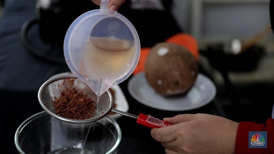 Sejumlah ibu-ibu mengikuti demo memasak tanpa minyak goreng di kawasan Jagakarsa, Jakarta, Senin (28/3/2022).  Pada acara tersebut juga dipamerkan khasanah kuliner lokal hingga cara membuat minyak goreng dari kelapa. (CNBC Indonesia/ Muhammad Sabki)