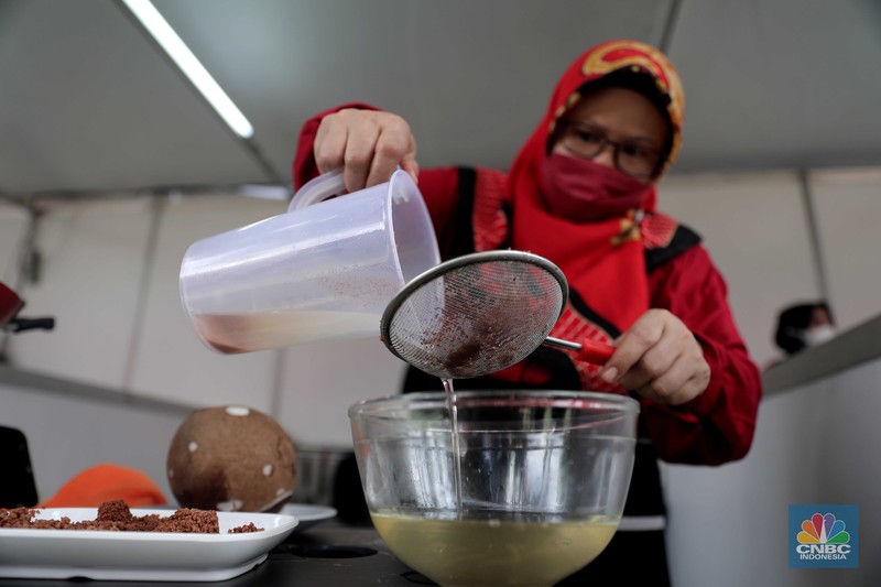Demo Masak Tanpa Minyak Goreng Sejumlah ibu-ibu mengikuti demo memasak tanpa minyak goreng di kawasan Jagakarsa, Jakarta, Senin (28/3/2022). Pada acara tersebut juga dipamerkan khasanah kuliner lokal hingga cara membuat minyak goreng dari kelapa. (CNBC Indonesia/ Muhammad Sabki)