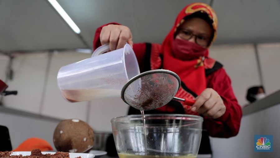 Sejumlah ibu-ibu mengikuti demo memasak tanpa minyak goreng di kawasan Jagakarsa, Jakarta, Senin (28/3/2022).  Pada acara tersebut juga dipamerkan khasanah kuliner lokal hingga cara membuat minyak goreng dari kelapa. (CNBC Indonesia/ Muhammad Sabki)