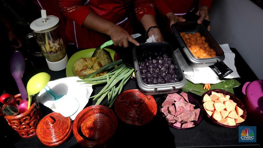 Sejumlah ibu-ibu mengikuti demo memasak tanpa minyak goreng di kawasan Jagakarsa, Jakarta, Senin (28/3/2022).  Pada acara tersebut juga dipamerkan khasanah kuliner lokal hingga cara membuat minyak goreng dari kelapa. (CNBC Indonesia/ Muhammad Sabki)