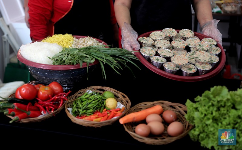 Demo Masak Tanpa Minyak Goreng Sejumlah ibu-ibu mengikuti demo memasak tanpa minyak goreng di kawasan Jagakarsa, Jakarta, Senin (28/3/2022). Pada acara tersebut juga dipamerkan khasanah kuliner lokal hingga cara membuat minyak goreng dari kelapa. (CNBC Indonesia/ Muhammad Sabki)
