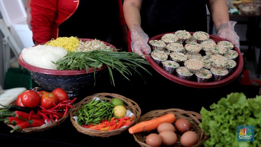 Sejumlah ibu-ibu mengikuti demo memasak tanpa minyak goreng di kawasan Jagakarsa, Jakarta, Senin (28/3/2022).  Pada acara tersebut juga dipamerkan khasanah kuliner lokal hingga cara membuat minyak goreng dari kelapa. (CNBC Indonesia/ Muhammad Sabki)