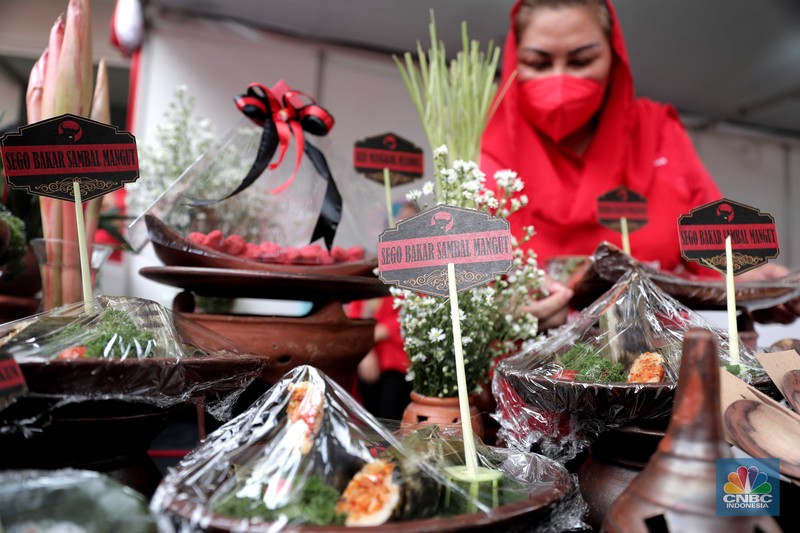 Demo Masak Tanpa Minyak Goreng Sejumlah ibu-ibu mengikuti demo memasak tanpa minyak goreng di kawasan Jagakarsa, Jakarta, Senin (28/3/2022). Pada acara tersebut juga dipamerkan khasanah kuliner lokal hingga cara membuat minyak goreng dari kelapa. (CNBC Indonesia/ Muhammad Sabki)