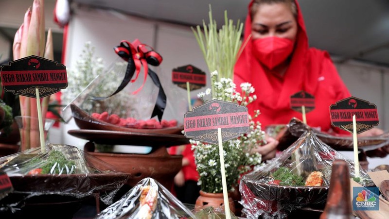 Sejumlah ibu-ibu mengikuti demo memasak tanpa minyak goreng di kawasan Jagakarsa, Jakarta, Senin (28/3/2022).  Pada acara tersebut juga dipamerkan khasanah kuliner lokal hingga cara membuat minyak goreng dari kelapa. (CNBC Indonesia/ Muhammad Sabki)