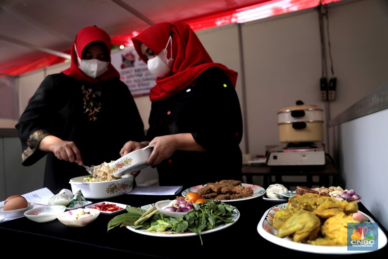 Demo Masak Tanpa Minyak Goreng Sejumlah ibu-ibu mengikuti demo memasak tanpa minyak goreng di kawasan Jagakarsa, Jakarta, Senin (28/3/2022). Pada acara tersebut juga dipamerkan khasanah kuliner lokal hingga cara membuat minyak goreng dari kelapa. (CNBC Indonesia/ Muhammad Sabki)
