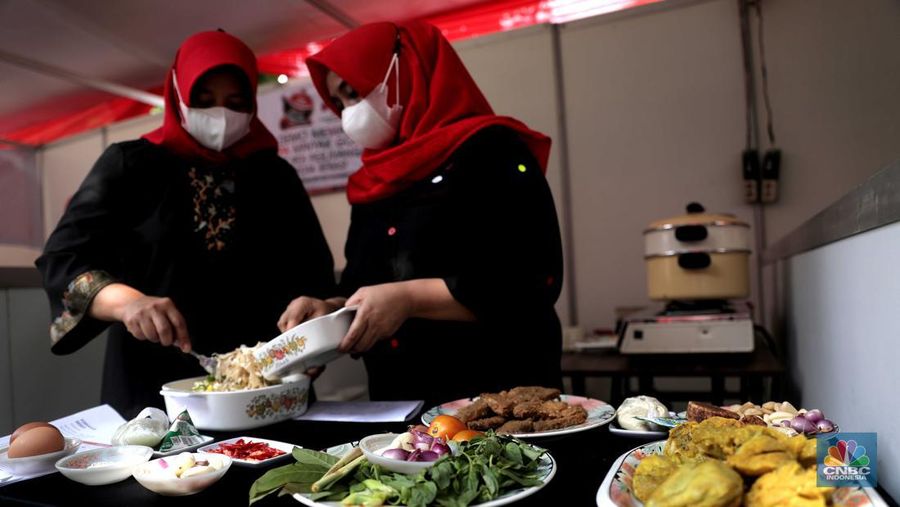 Sejumlah ibu-ibu mengikuti demo memasak tanpa minyak goreng di kawasan Jagakarsa, Jakarta, Senin (28/3/2022). Pada acara tersebut juga dipamerkan khasanah kuliner lokal hingga cara membuat minyak goreng dari kelapa. (CNBC Indonesia/ Muhammad Sabki)