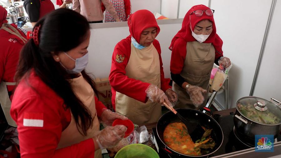 Sejumlah ibu-ibu mengikuti demo memasak tanpa minyak goreng di kawasan Jagakarsa, Jakarta, Senin (28/3/2022).  Pada acara tersebut juga dipamerkan khasanah kuliner lokal hingga cara membuat minyak goreng dari kelapa. (CNBC Indonesia/ Muhammad Sabki)
