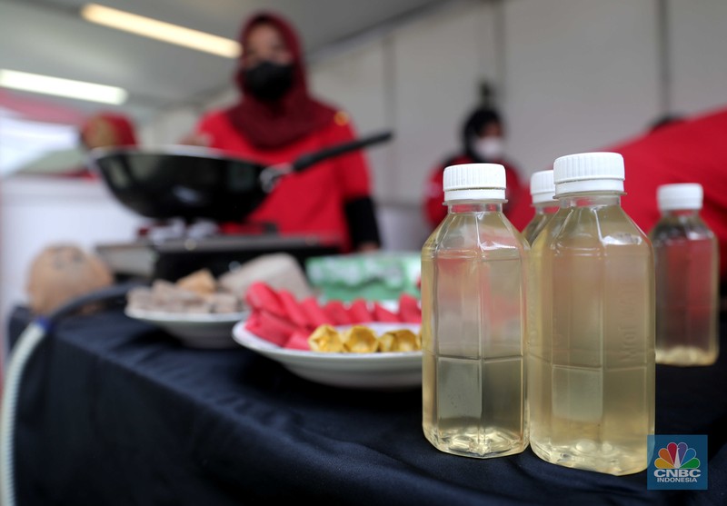 Demo Masak Tanpa Minyak Goreng Sejumlah ibu-ibu mengikuti demo memasak tanpa minyak goreng di kawasan Jagakarsa, Jakarta, Senin (28/3/2022). Pada acara tersebut juga dipamerkan khasanah kuliner lokal hingga cara membuat minyak goreng dari kelapa. (CNBC Indonesia/ Muhammad Sabki)