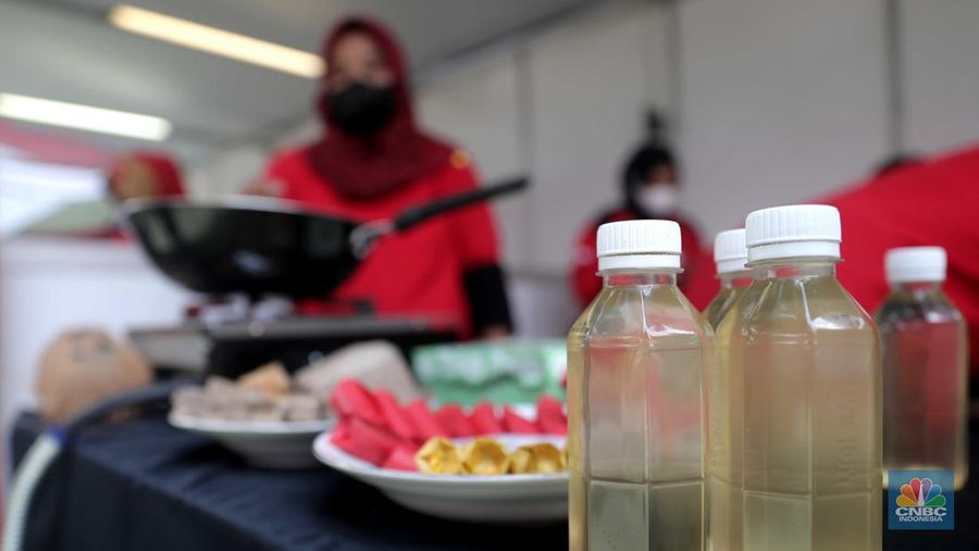 Sejumlah ibu-ibu mengikuti demo memasak tanpa minyak goreng di kawasan Jagakarsa, Jakarta, Senin (28/3/2022).  Pada acara tersebut juga dipamerkan khasanah kuliner lokal hingga cara membuat minyak goreng dari kelapa. (CNBC Indonesia/ Muhammad Sabki)