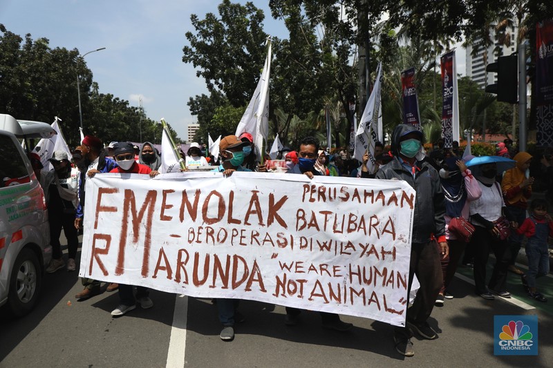 Demo Polusi batu Bara di Marunda yang disebabkan oleh PT KCN. Massa aksi yang tergabung dalam Forum Masyarakat Rusunawa Marunda (F-MRM) kembali menggelar aksi di Balai Kota DKI, Jakarta Pusat, Senin (28/3/2022). Warga meminta Pemprov DKI tidak lepas tangan akan polusi debu batu bara di Marunda yang disebabkan oleh PT KCN. (CNBC Indonesia/ Tri Susilo)