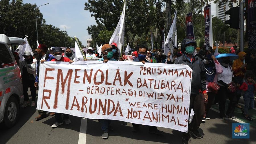 Massa aksi yang tergabung dalam Forum Masyarakat Rusunawa Marunda (F-MRM) kembali menggelar aksi di Balai Kota DKI, Jakarta Pusat, Senin (28/3/2022). Warga meminta Pemprov DKI tidak lepas tangan akan polusi debu batu bara di Marunda yang disebabkan oleh PT KCN. (CNBC Indonesia/ Tri Susilo)