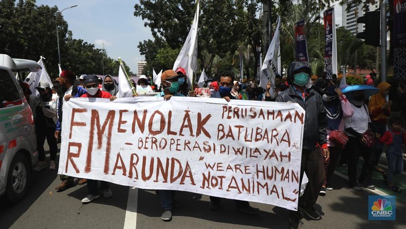 Massa aksi yang tergabung dalam Forum Masyarakat Rusunawa Marunda (F-MRM) kembali menggelar aksi di Balai Kota DKI, Jakarta Pusat, Senin (28/3/2022). Warga meminta Pemprov DKI tidak lepas tangan akan polusi debu batu bara di Marunda yang disebabkan oleh PT KCN. (CNBC Indonesia/ Tri Susilo)